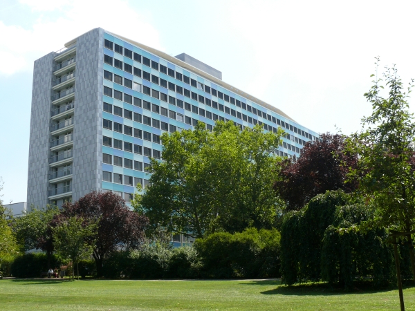 Das Hauptgebäude des Statistischen Bundesamtes in Wiesbaden mit einer Wiese und grünen Bäumen im Vordergrund. Foto vom Destatis.