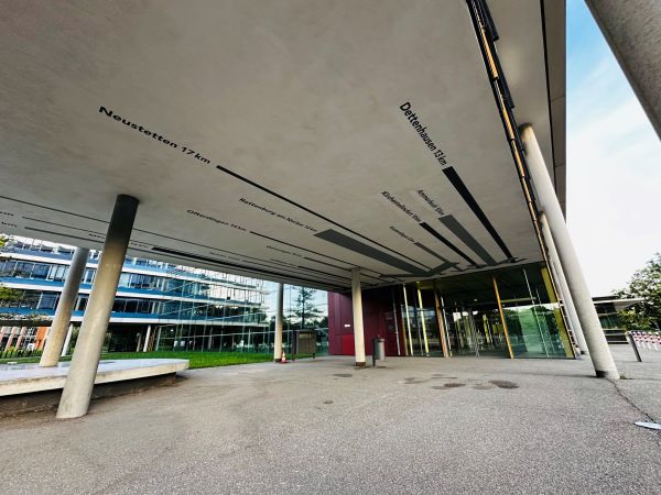 Eingangsbereich des Landratsamtes Tübingen mit Sitzflächen und Briefkasten.