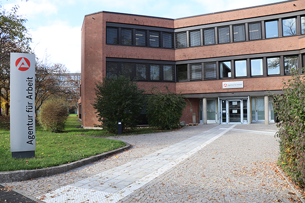 Das rote Backstein-Gebäude der Agentur für Arbeit in Tübingen.