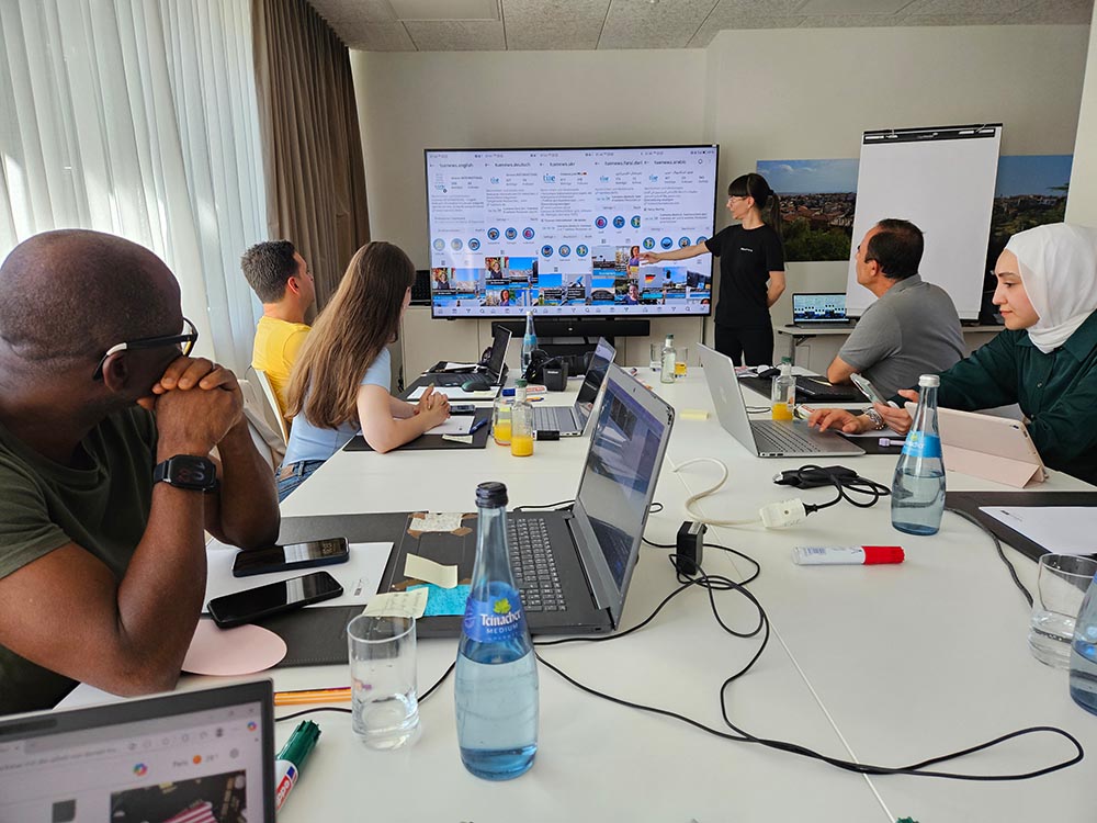 Das Foto zeigt Mitglieder der Redaktion von tuenews INTERNATIONAL bei der Arbeit.