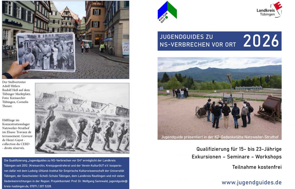 Titelseite und Rückseite eines Flyers, der für die Qualifizierung als Jugendguide wirbt. Ein Foto zeigt den ehemaligen Appellplatz des KZ Natzweiler-Struthof im Elsass, auf dem ein Jugendguide vor einer Gruppe Jugendlicher spricht.