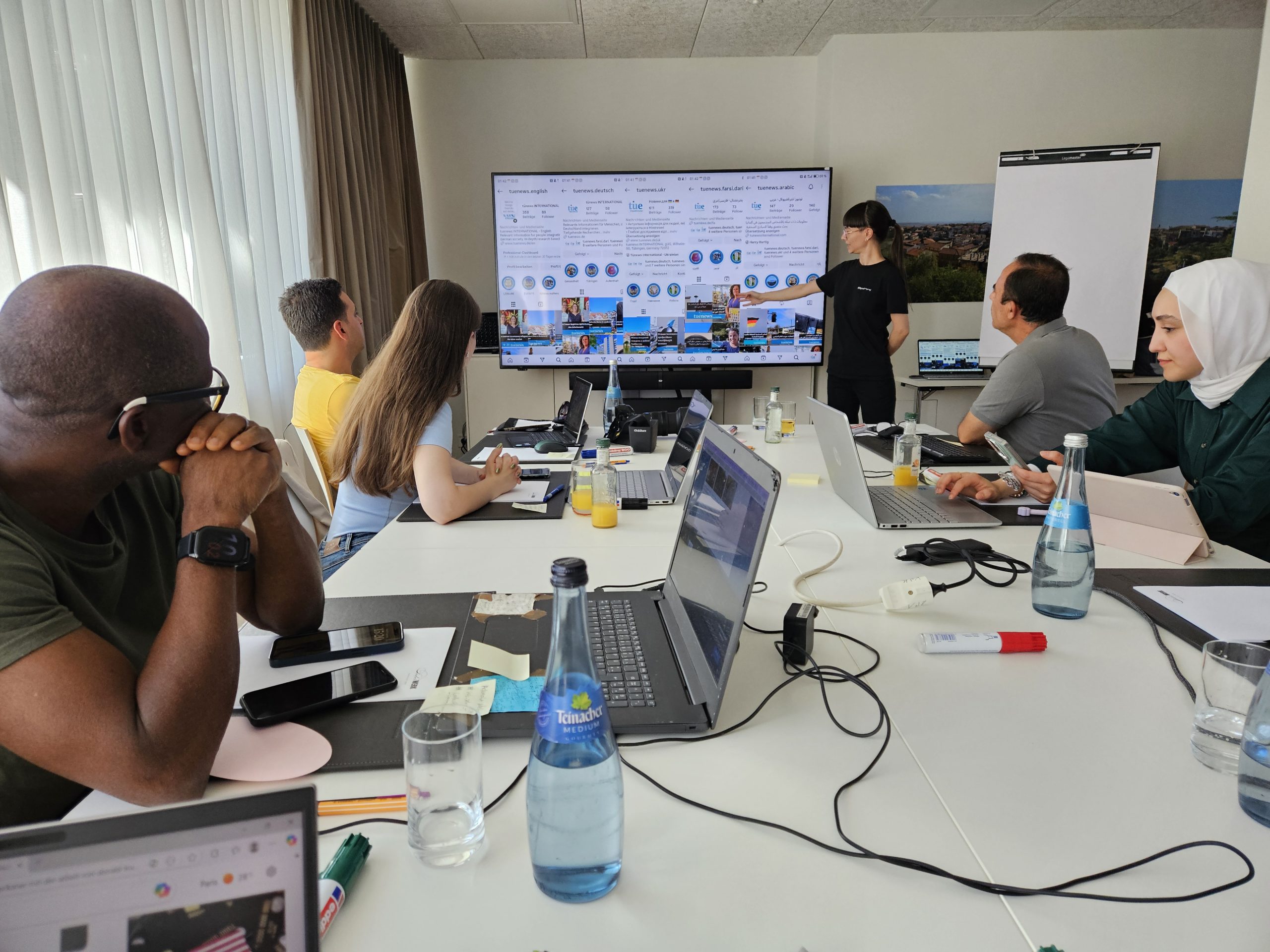 Das Foto zeigt Mitglieder der Redaktion von tuenews INTERNATIONAL bei der Arbeit.