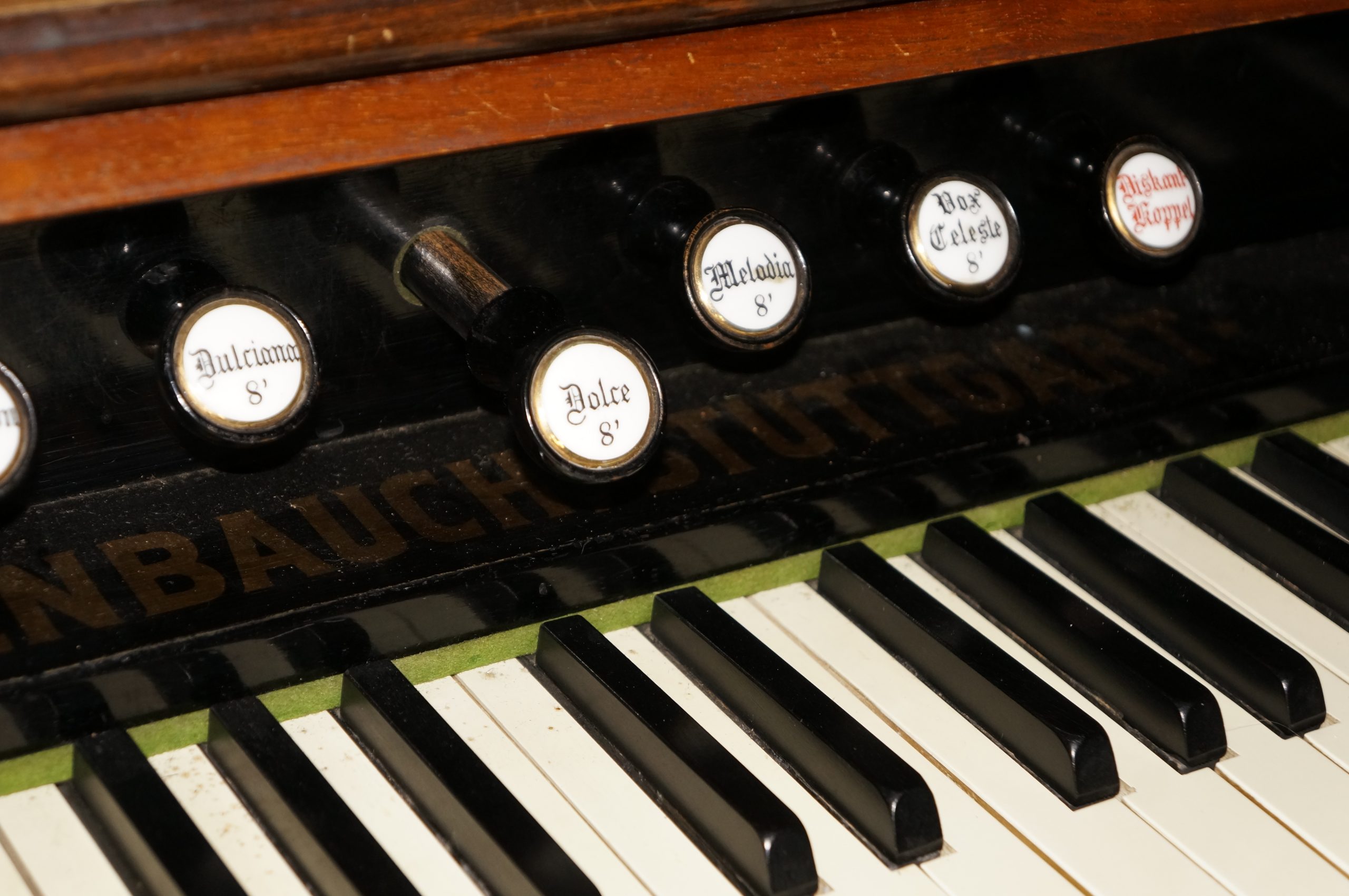 Das Foto zeigt Tasten einer Orgel, sie sind weiß und schwarz, ein Register ist gezogen.