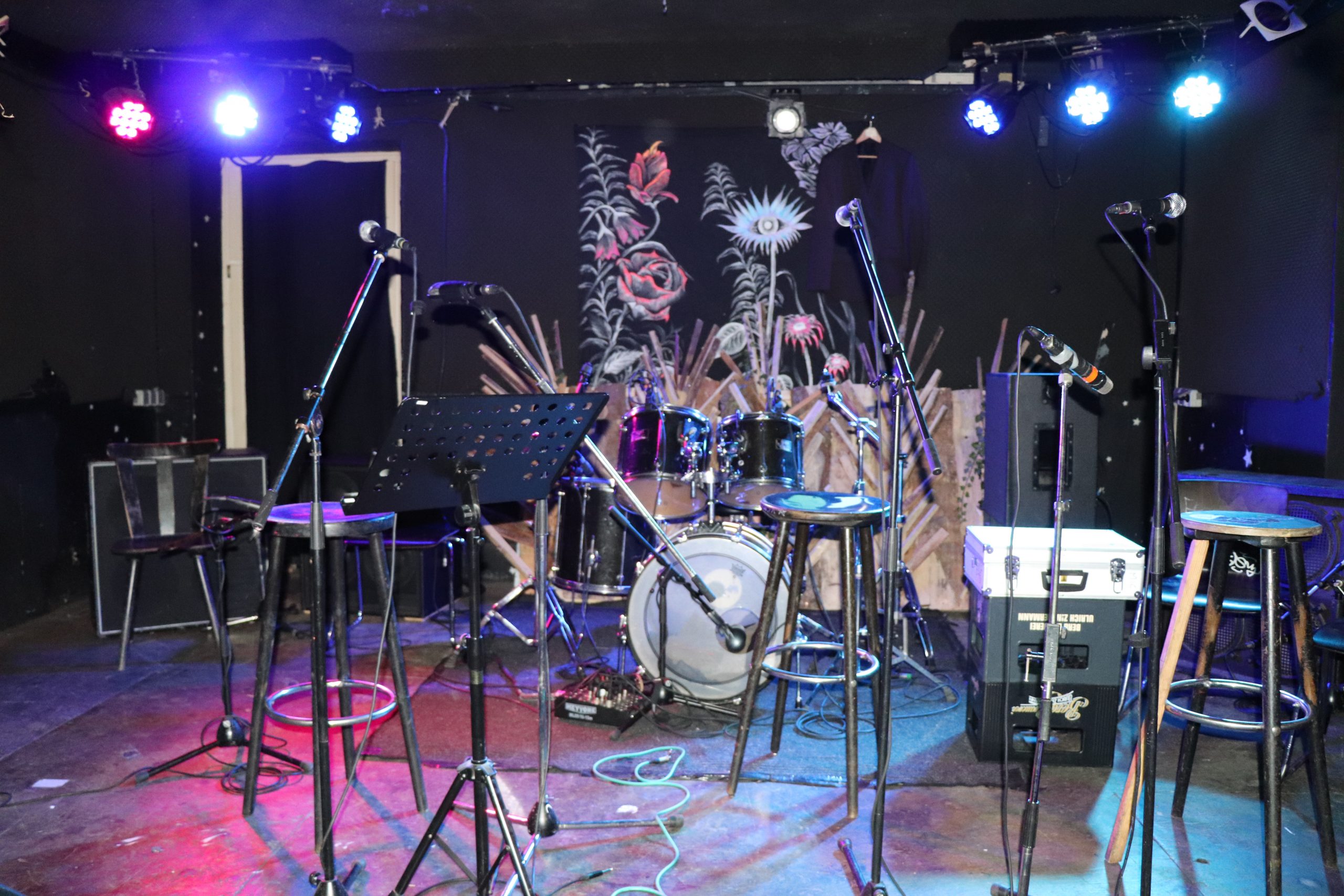 Das Foto zeigt Instrumente auf einer Bühne, die auf eine Band warten.
