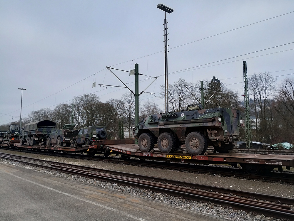 Panzertransportzug mit Radpanzern und Lkws der Bundeswehr im Tübinger Güterbahnhof.