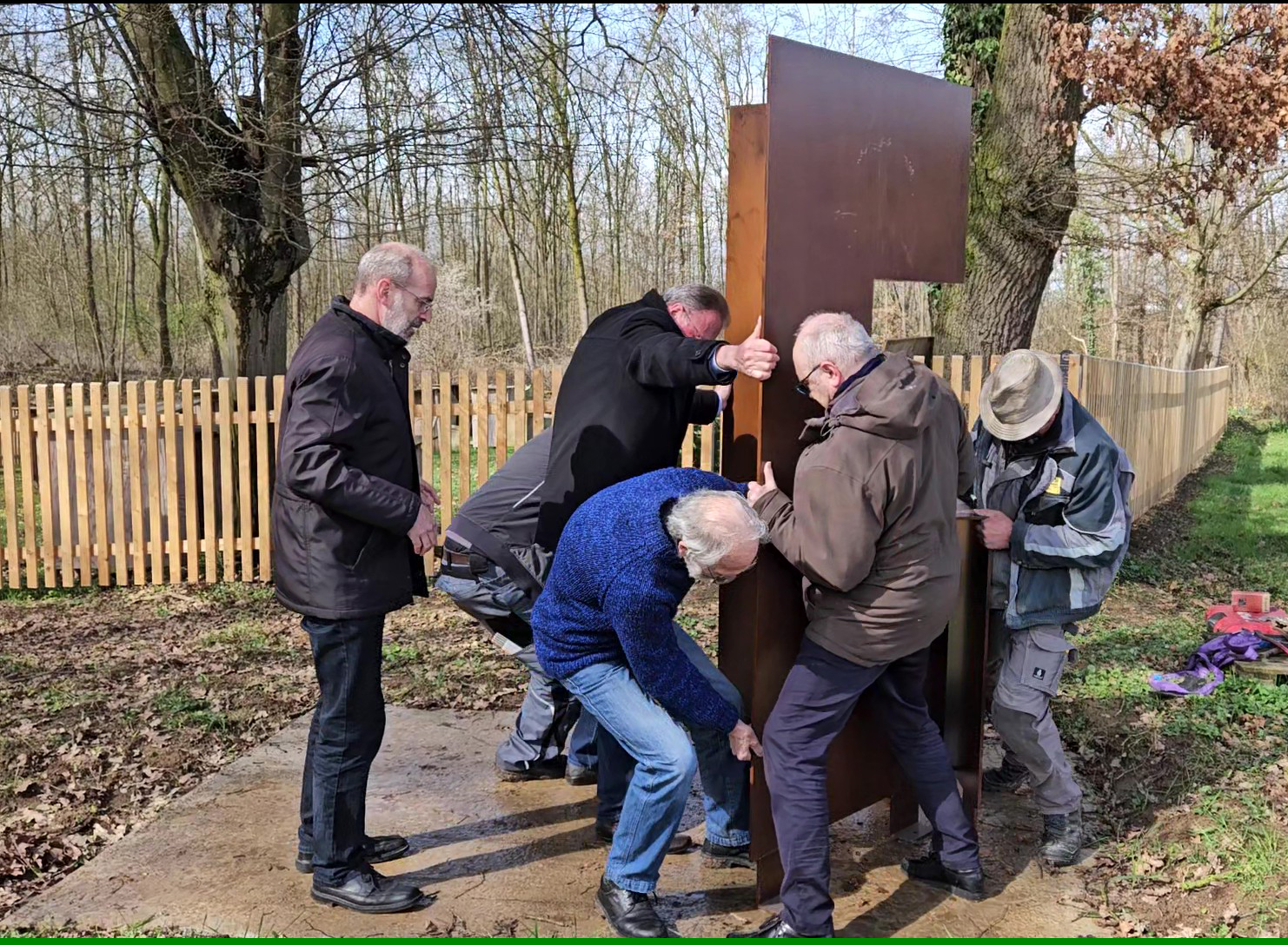 Aufstellung des Gedenkbuches vor dem Jüdischen Friedhof Wankheim am 19.3.2024
